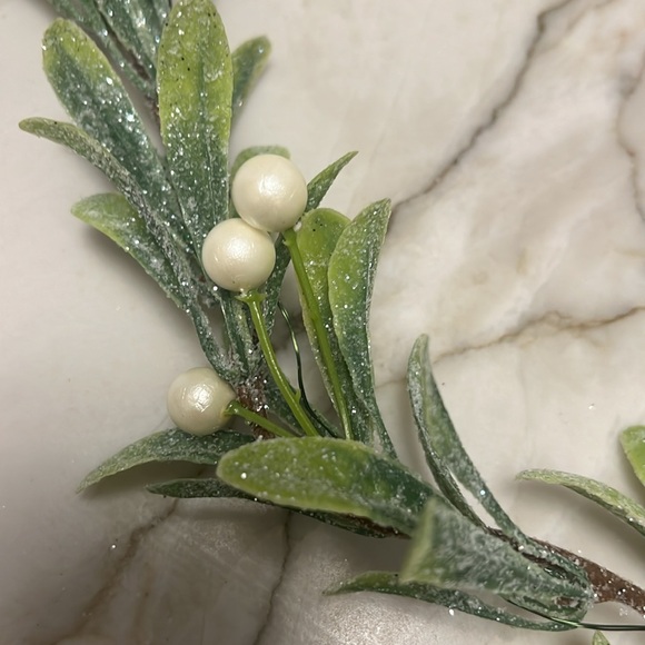 LED Lighted Holiday Garland w Remote: 4.6 Feet, Perfect for Tablescape - Picture 3 of 8